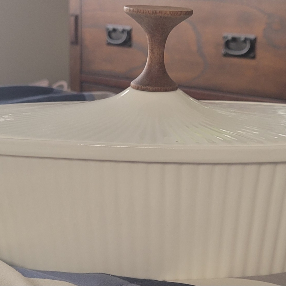 Elegant Vintage Eugene Sohn White Ceramic Casserole Dish (Dimensions In Listing)